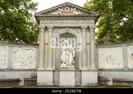 Das Grillparzer Denkmal im Volksgarten, Wien, Österreich, Europa Sitzfigur des österreichischen Schriftstellers Franz Grillparzer im Volksgarten, Vie Stockfoto