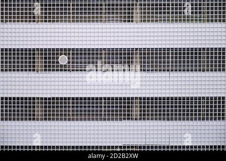 Deckendachkonstruktion des modernen High-Tech-Gebäudes, Hintergrund. Nahaufnahme von Waffelstruktur Design Gitterdecke, Architektur Details weiß Gebäude Stockfoto