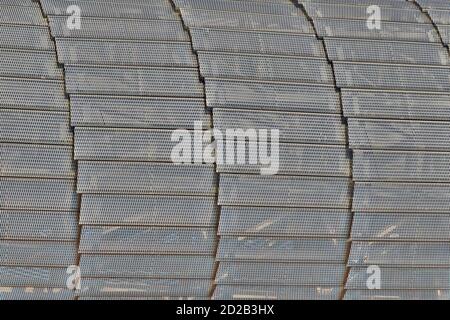 Echte Oberfläche Edelstahl, Metall-Mesh-Muster als Textur Hintergrund verwendet. Metallgitter von Platten in Form von Schienen. Stockfoto