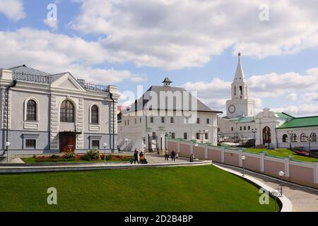 Kasan, Russland - 4. September 2019. Das Gebiet des Kasaner Kremls. Auf der linken Seite ist der Spasskaya-Turm, in der Mitte des Bruderschaft Korps von t Stockfoto