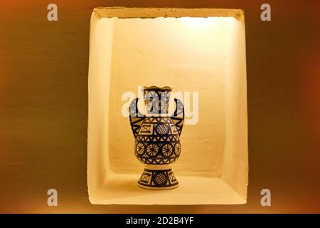 Große blaue Keramikvase mit arabischen Mustern. Weiß mit blauem abstraktem Muster Amphora steht in einer Nischenwand. Vase im arabischen Stil, auf einem Sockel. Stockfoto