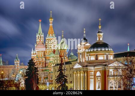 Spasskaya Turm des Kremls und St. Basil's Cathedral in der Nacht - Moskau, Russland, 17 01 2020 Stockfoto