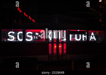 SOS KULTURA Schild in einer Straßenbahn in Bratislava, WeMakeEvents Stockfoto