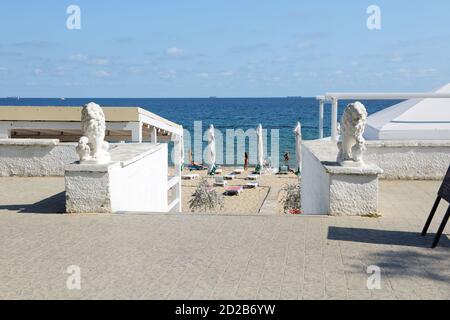 ODESA, UKRAINE - 25. SEPTEMBER: Die Menschen, die am 25. September 2020 in Odesa, Ukraine, Sonnenbaden am Strand. Stockfoto