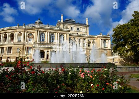 ODESA, UKRAINE - SEPTEMBER 25: Der Blick auf Odesa National Academic Theatre of Opera and Ballet and Fountains am 25. September 2020 in Odesa, Ukraine. Stockfoto