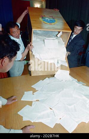 Mongolische Wahlbeamte kippen Stimmzettel auf einen Tisch für die Zählung nach den ersten demokratischen Mehrparteienwahlen in der ehemaligen kommunistischen Nation am 30. Juli 1990 in Ulaanbaatar, Mongolei. Die Wahlen sind das Ergebnis einer friedlichen demokratischen Revolution, die die autoritäre kommunistische Regierung gestürzt hat. Stockfoto