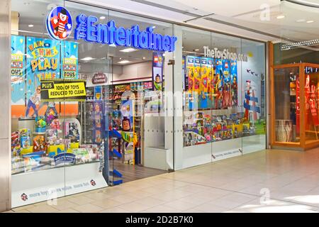 Der Entertainer Einzelhandel Spielzeug Shop Fenster Display & Business Markenschild über dem Eingang zum Lakeside Shopping Center Store in Intu Einkaufszentrum Großbritannien Stockfoto