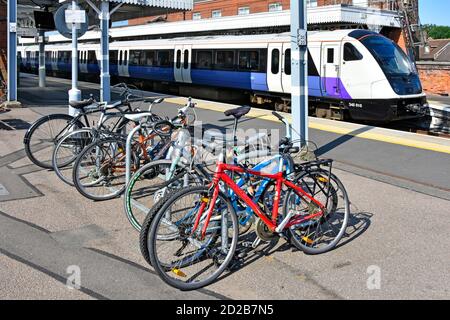 Fahrradständer Plattform Parkplatz für Fahrrad der Pendler Radfahren Lokaler Bahnhof London in Richtung Crossrail-Zug bei Shenfield Brentwood Essex UK Stockfoto