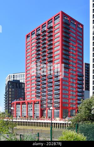 Ein roter Hochhausblock auf der Brownfield Site City Insel Entwicklung von neuen Häusern & Büros neben River Lee Creek Canning Town East London, Großbritannien Stockfoto