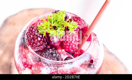 Selektives rotes Himbeer-Cocktail Mocktail Sommergetränk Business-Restaurant Café Stockfoto