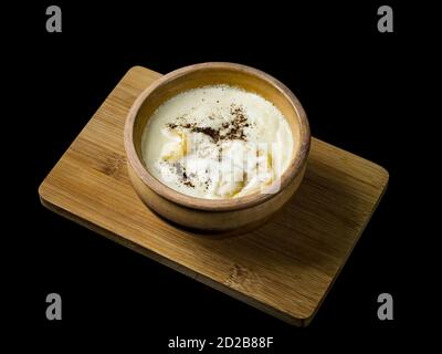 Knödel in einem Topf, in russischer Sprache gekocht, im Ofen.isoliert auf schwarzem Hintergrund. Stockfoto