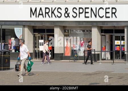 M&S Schild & Shop Vordertüren angepasst, um zu ermöglichen Separater covid 19-Ausgang und Warteschlangeneingang zur Einhaltung des Coronavirus Soziale Distanzierungsregeln Brentwood UK Stockfoto