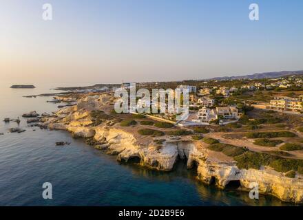 Luftaufnahme der Küste bei Sea Caves, Peyia, Zypern. Stockfoto