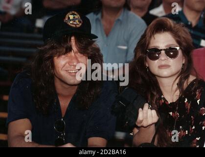 **DATEI FOTO** Eddie Van Halen ist mit 65 Jahren an Krebs gestorben. 1992 Eddie Van Halen, Valerie Bertinelli Foto von John Barrett-PHOTOlink.net/MediaPunch Stockfoto