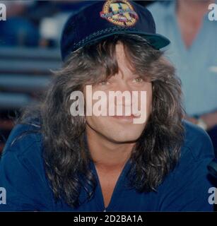 **DATEI FOTO** Eddie Van Halen ist mit 65 Jahren an Krebs gestorben. Eddie Van Halen & Ehefrau Valerie Bertinelli 1992 Foto von John Barrett-PHOTOlink.net/MediaPunch Stockfoto