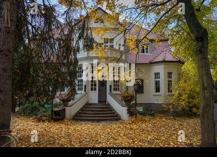 Puszczykowo, Polen - 23. Oktober 2015: Zuhause, jetzt Arkady Fiedler Museum. Park in Herbstfarben. Stockfoto