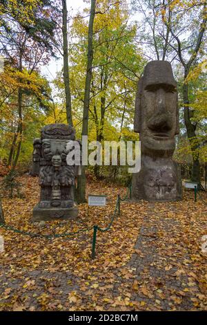 Puszczykowo, Polen - 23. Oktober 2015: Eine Kopie der Statue von Coatlicue und Moai im Garten der Toleranz im Arkady Fiedler Museum. Stockfoto