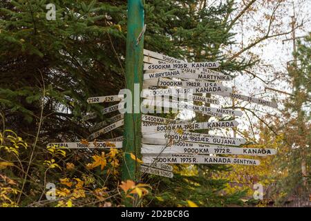 Puszczykowo, Polen - 23. Oktober 2015: Wegweiser mit Entfernungen zu verschiedenen Ländern im Garten der Toleranz im Arkady Fiedler Museum. Stockfoto