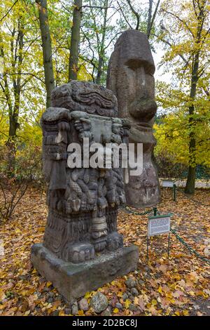 Puszczykowo, Polen - 23. Oktober 2015: Eine Kopie der Statue von Coatlicue und Moai im Garten der Toleranz im Arkady Fiedler Museum. Stockfoto