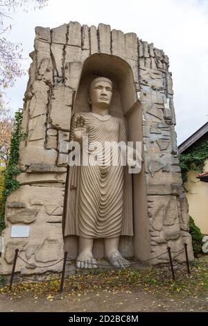 Puszczykowo, Polen - 23. Oktober 2015: Kopie der stehenden Buddha-Statue aus dem Bamyan-Tal, Afghanistan im Garten der Toleranz bei Arkady Fiedler Stockfoto