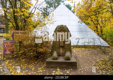 Puszczykowo, Polen - 23. Oktober 2015: Kopie der Sphinx-Statue und Pyramide im Hintergrund im Garten der Toleranz im Arkady Fiedler Museum. Stockfoto