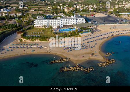 Luftaufnahme des Coral Bay Strandes und des Corallia Beach Hotels, Peyia, Zypern. Stockfoto