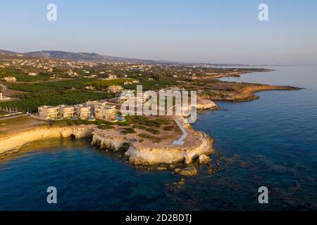 Luftaufnahme der Küste bei Sea Caves, Peyia, Zypern. Stockfoto