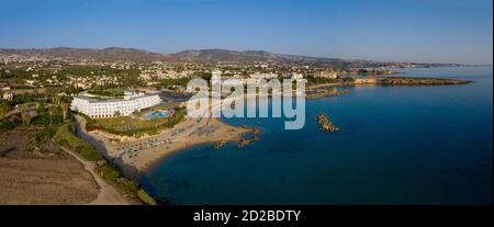 Luftaufnahme des Coral Bay Strandes und des Corallia Beach Hotels, Peyia, Zypern. Stockfoto