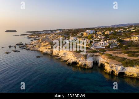 Luftaufnahme der Küste bei Sea Caves, Peyia, Zypern. Stockfoto