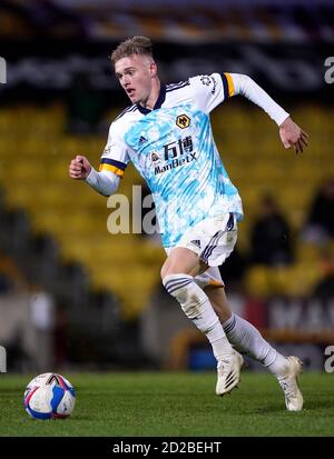 Taylor Perry von Wolverhampton Wanderers während des EFL Trophy-Spiels im utilita Energy Stadium, Bradford. Stockfoto