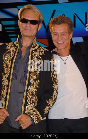 06. Oktober 2020 - Eddie Van Halen, legendärer Hall of Fame-Gitarrist und Mitbegründer von Van Halen, ist im Alter von 65 Jahren nach einem langen Kampf mit Kehlkopfkrebs gestorben. Datei Foto: 13. August 2007 - Beverly Hills, Kalifornien - David Lee Roth und Eddie Van Halen. Van Halen und David Lee Roth kündigen North American Tour im Four Seasons Hotel an. (Bild: © Byron Purvis/AdMedia via ZUMA Wire) Stockfoto