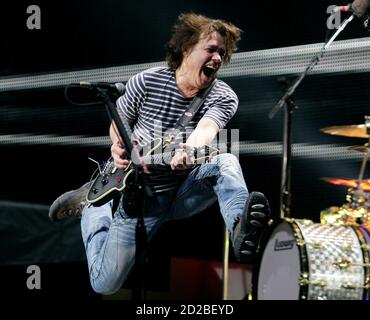 New York, Usa. Oktober 2020. Eddie Van Halen und Van Halen treten am 1. März 2012 im Madison Square Garden in New York City auf. Der legendäre Hall of Fame Rock-Gitarrist starb am Dienstag im Alter von 65 Jahren an Kehlkopfkrebs. Foto von John Angelillo/UPI Kredit: UPI/Alamy Live Nachrichten Stockfoto