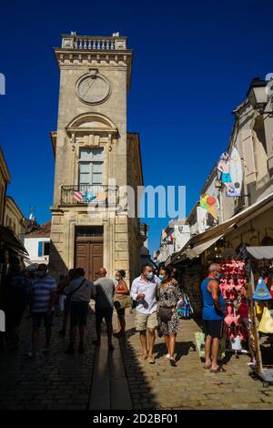 Saintes Maries de la Mer - 09/04/2020: Touristen in einer Straße und im Hintergrund Baroncelli Museum Gebäude Stockfoto