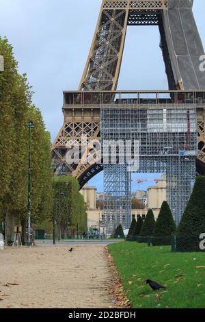 Paris, Frankreich. Oktober 04. 2020. Eiffelturm. Ein Ort, der bei Touristen aus der ganzen Welt beliebt ist. Eiserne Architektur aus dem 19. Jahrhundert Stockfoto