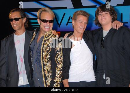 06. Oktober 2020 - Eddie Van Halen, legendärer Hall of Fame-Gitarrist und Mitbegründer von Van Halen, ist im Alter von 65 Jahren nach einem langen Kampf mit Kehlkopfkrebs gestorben. Datei Foto: 13. August 2007 - Beverly Hills, Kalifornien - Alex Van Halen, David Lee Roth, Eddie Van Halen und Sohn Wolfgang Van Halen. Van Halen und David Lee Roth kündigen North American Tour im Four Seasons Hotel an. (Bild: © Byron Purvis/AdMedia via ZUMA Wire) Stockfoto