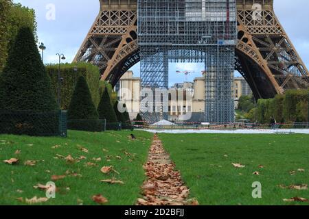 Paris, Frankreich. Oktober 04. 2020. Eiffelturm. Ein Ort, der bei Touristen aus der ganzen Welt beliebt ist. Eiserne Architektur aus dem 19. Jahrhundert Stockfoto