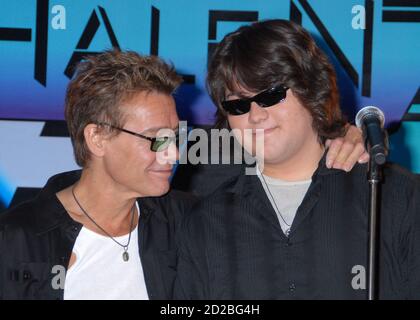 06. Oktober 2020 - Eddie Van Halen, legendärer Hall of Fame-Gitarrist und Mitbegründer von Van Halen, ist im Alter von 65 Jahren nach einem langen Kampf mit Kehlkopfkrebs gestorben. Datei Foto: 13. August 2007 - Beverly Hills, Kalifornien - Eddie Van Halen und Sohn Wolfgang Van Halen. Van Halen und David Lee Roth kündigen North American Tour im Four Seasons Hotel an. (Bild: © Byron Purvis/AdMedia via ZUMA Wire) Stockfoto