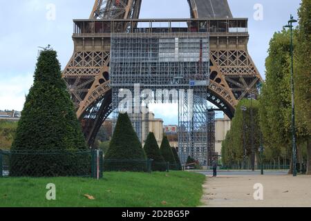 Paris, Frankreich. Oktober 04. 2020. Eiffelturm. Ein Ort, der bei Touristen aus der ganzen Welt beliebt ist. Eiserne Architektur aus dem 19. Jahrhundert Stockfoto