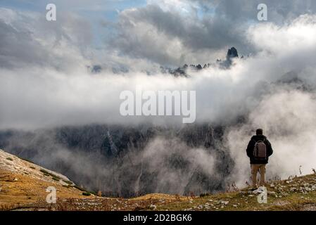 Mann Arme ausgestreckt bei Sonnenaufgang genießen Landschaft Freiheit und Leben. Stockfoto