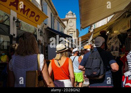 Saintes Maries de la Mer - 09/04/2020: Überfüllte Straße in Saintes Maries de la Mer zwischen Geschäften und Boutiquen Stockfoto