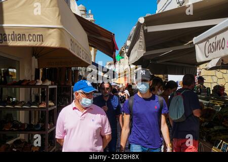 Saintes Maries de la Mer - 09/04/2020: Touristen mit Maskenschutz zu Fuß in der Straße Stockfoto