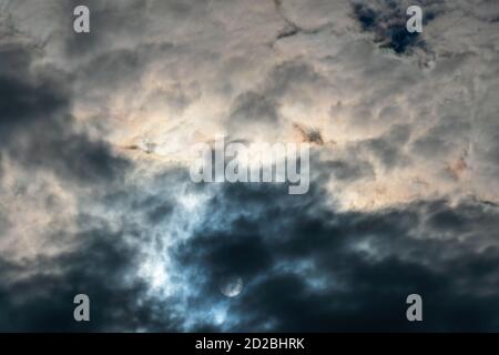 Himmel mit dunklen Wolken und Sonne, schöner Hintergrund Stockfoto