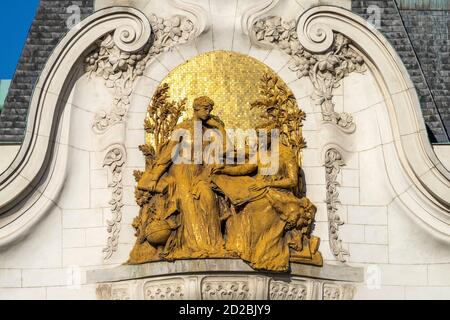 Darstellung der Austria von Paul Gasq und der France von François Sicard am Jugendstil Palais der Französischen Botschaft in Wien, Österreich, Europa Stockfoto