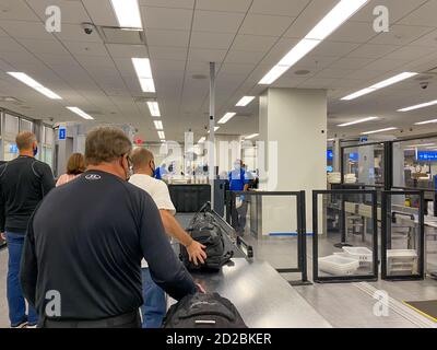 Orlando, FL/USA-10/2/20: Leute, die durch Orlando International Airport MCO TSA Sicherheit an einem geschäftigen Tag gehen. Stockfoto