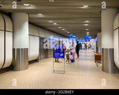 Orlando, FL/USA-10/2/20: Leute, die darauf warten, in einen Zug zu steigen, um zu einem Flughafen-Gate transportiert zu werden. Stockfoto