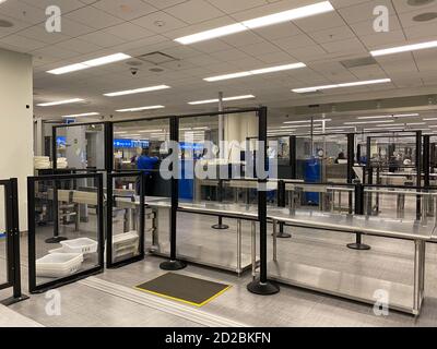 Orlando, FL/USA-10/2/20: Leute, die durch Orlando International Airport MCO TSA Sicherheit an einem geschäftigen Tag gehen. Stockfoto