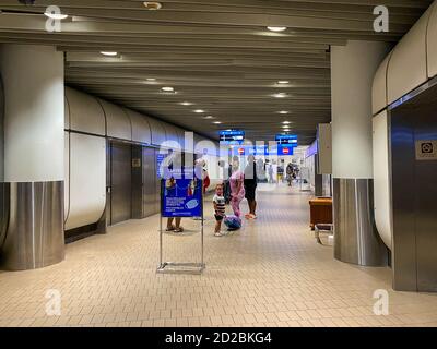 Orlando, FL/USA-10/2/20: Leute, die darauf warten, in einen Zug zu steigen, um zu einem Flughafen-Gate transportiert zu werden. Stockfoto