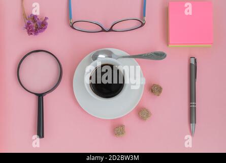 Ansicht von der Spitze einer Gruppe von Elementen mit Eine Tasse Kaffee auf einem rosa Hintergrund Stockfoto