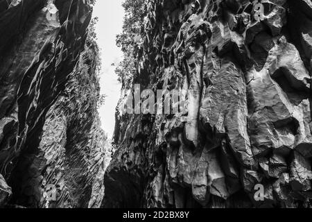 Basaltfelsen und unberührtes Wasser der Alcantara-Schluchten in Sizilien, Italien Stockfoto