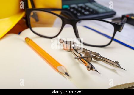 Ansicht des Zubehörs des Handwerkeringenieurs. Zubehör für die Baugestaltung Arbeit auf Holztisch. Heller Hintergrund. Stockfoto